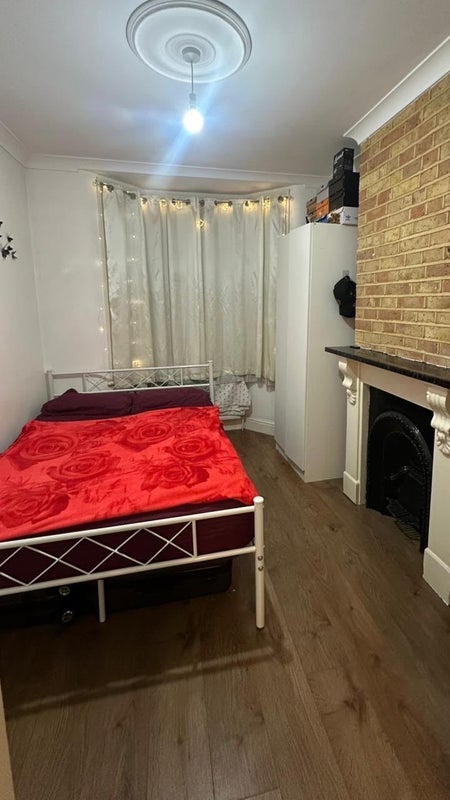 Room Glenavon Road in Greater London