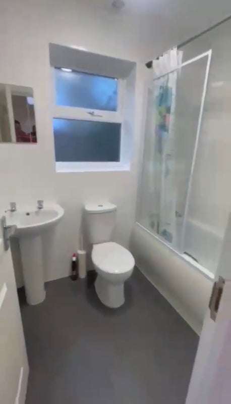 Room Glenavon Road in Greater London