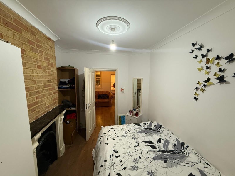 Room Glenavon Road in Greater London