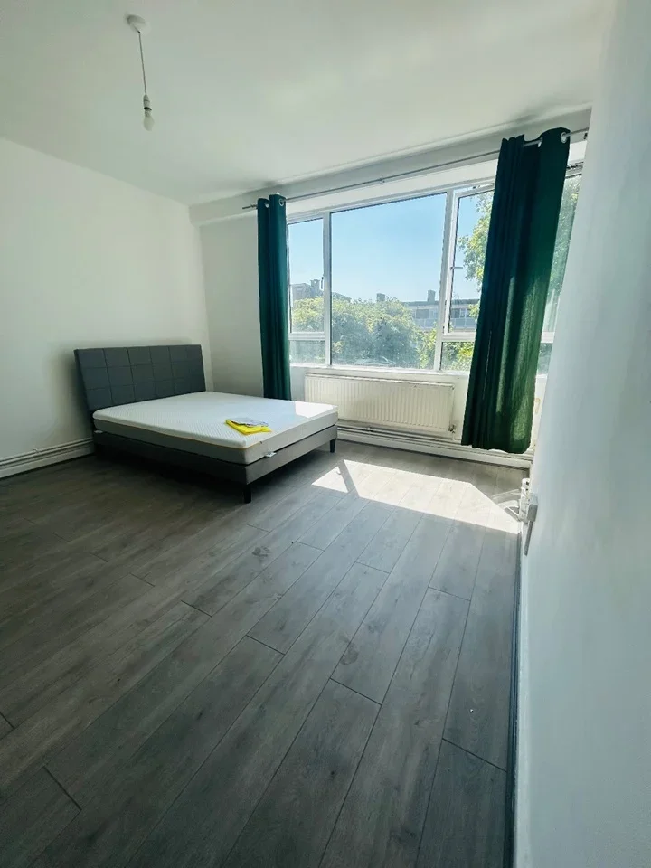 Room Rochester Square in Greater London