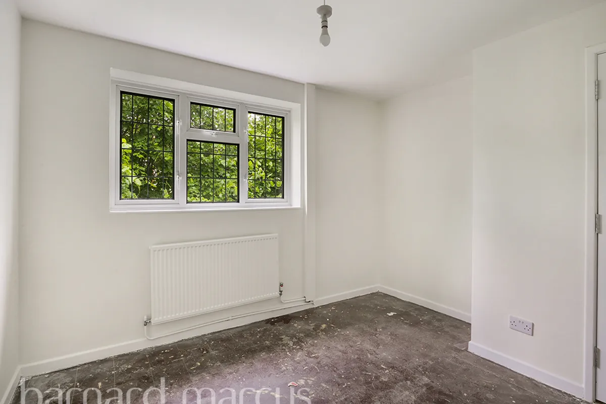 Flat Fyfield Road in Greater London