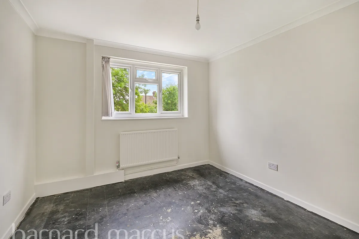 Flat Fyfield Road in Greater London