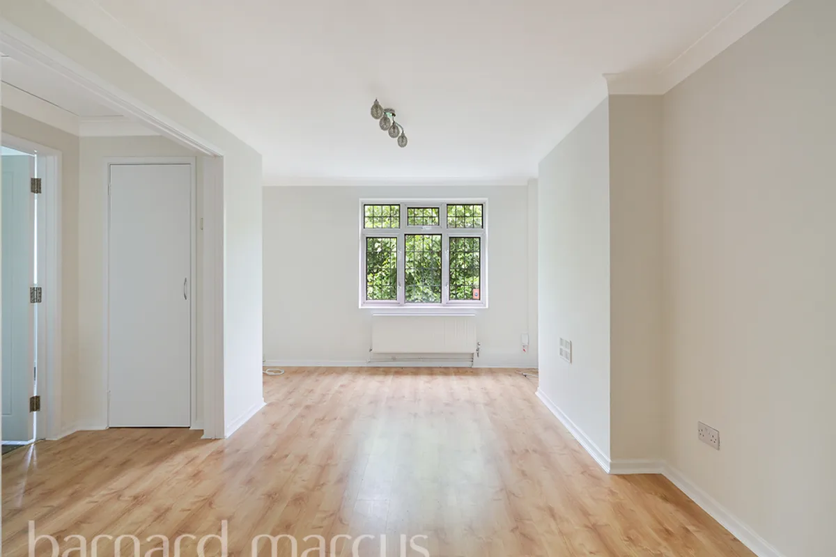 Flat Fyfield Road in Greater London