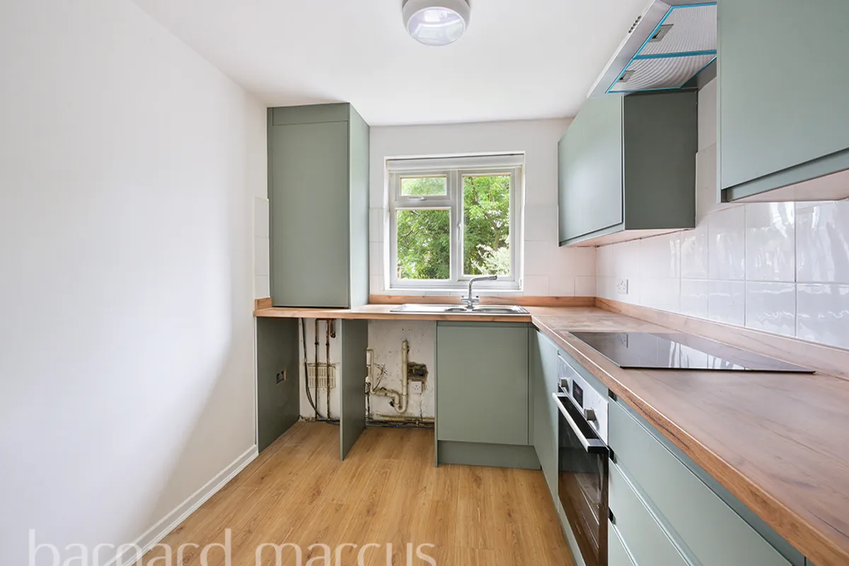 Flat Fyfield Road in Greater London
