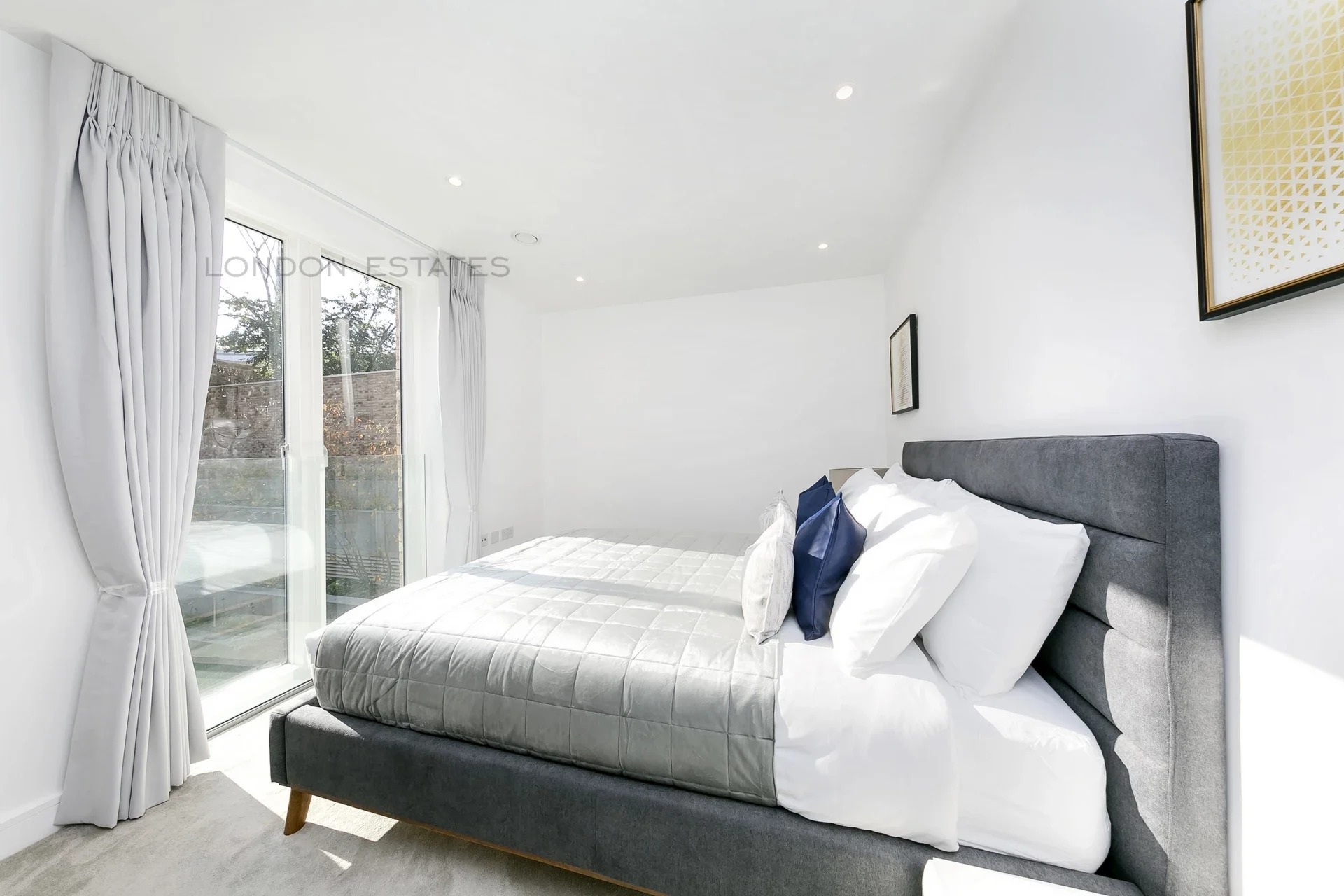 Flat Sinclair Road in Greater London