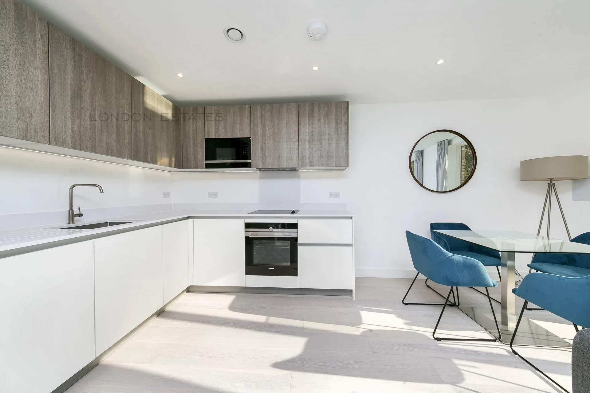 Flat Sinclair Road in Greater London