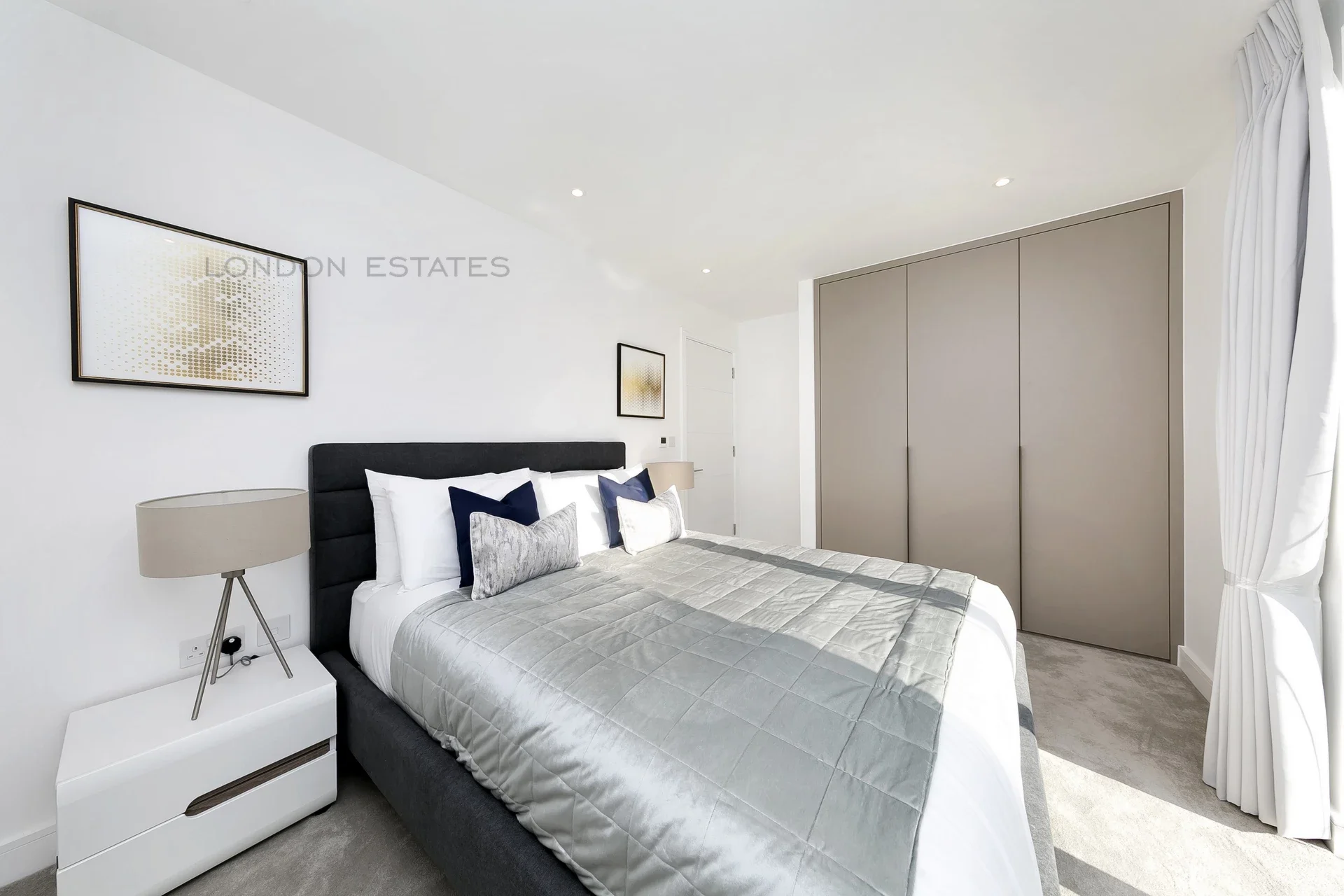 Flat Sinclair Road in Greater London