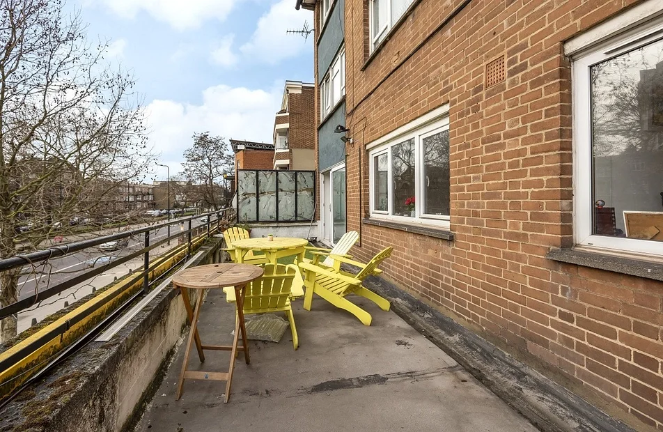 Flat Clapham Road in Greater London