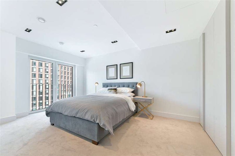Flat Trenchold Street in Greater London