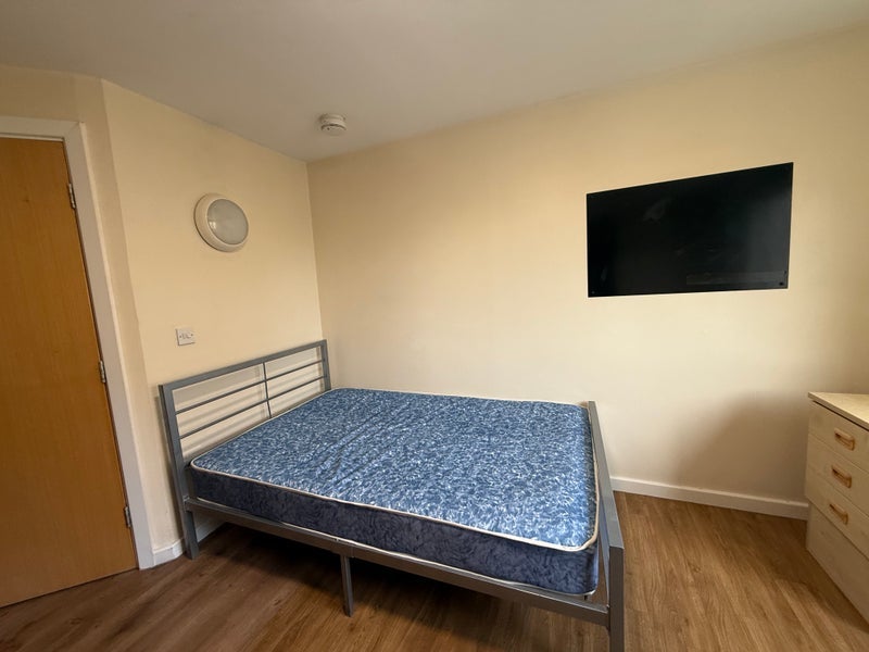 Room Moss Lane East in Manchester