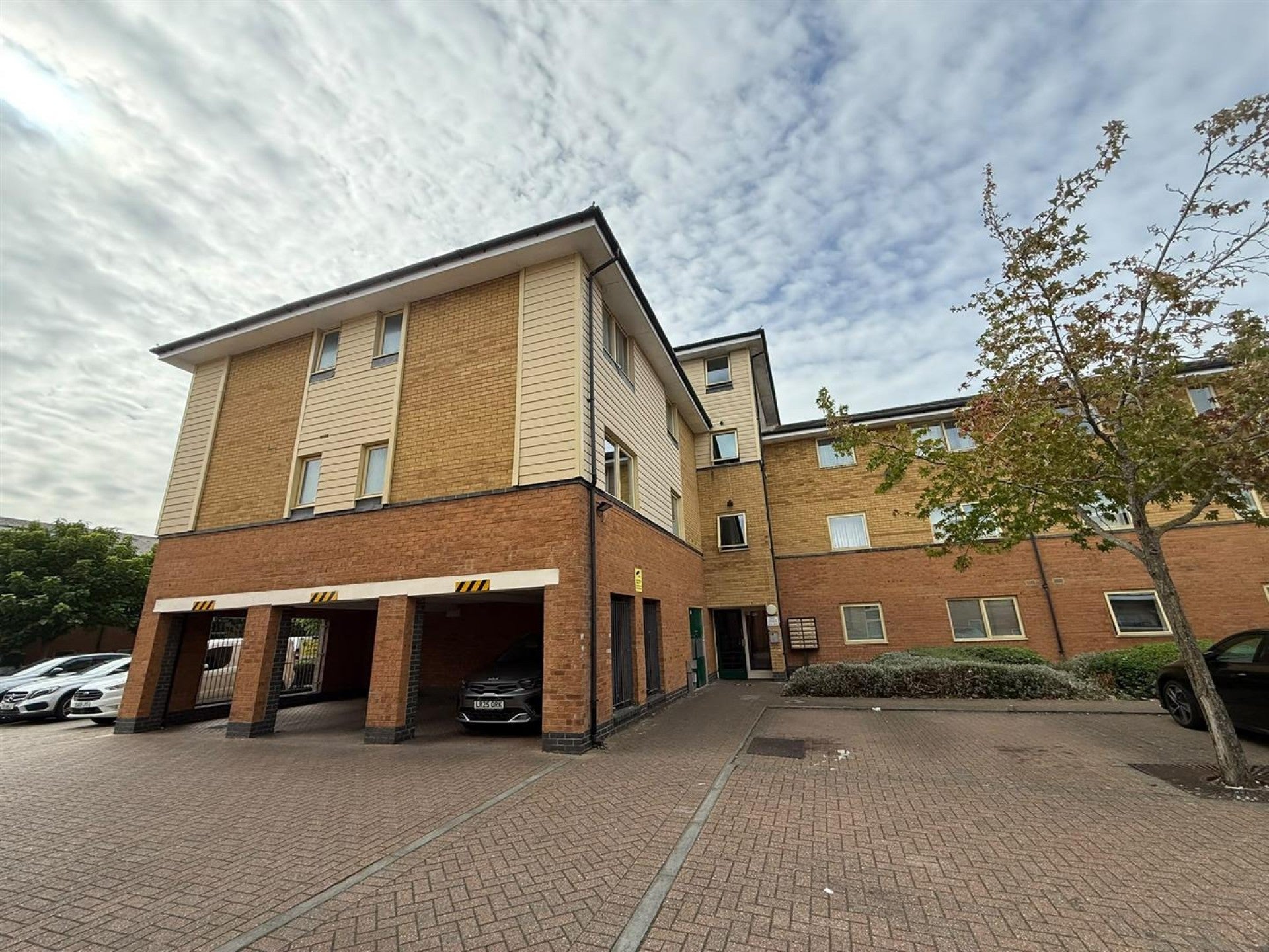 Flat Orton Grove in Greater London