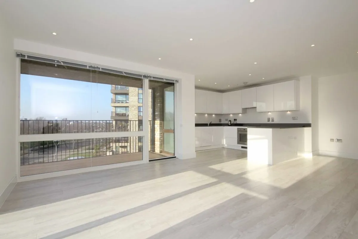 Flat Lakeside Drive in Greater London