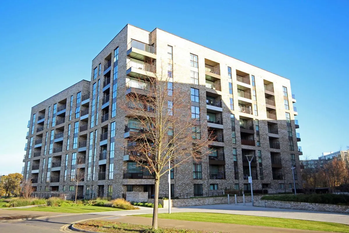 Flat Lakeside Drive in Greater London