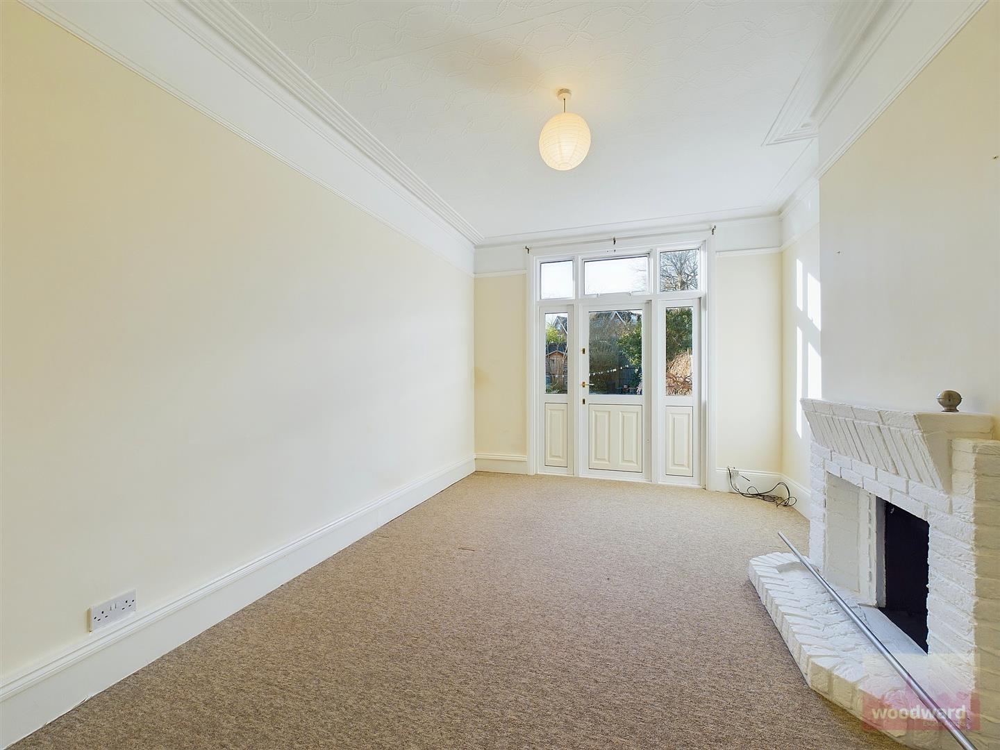 Flat Whitehall Road in Greater London