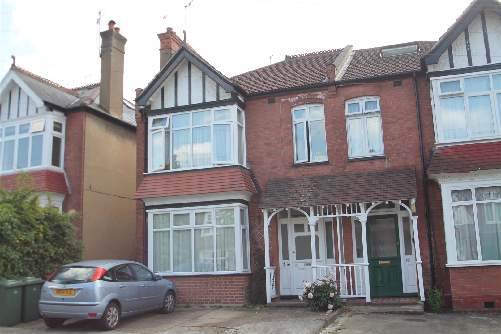 Flat Whitehall Road in Greater London