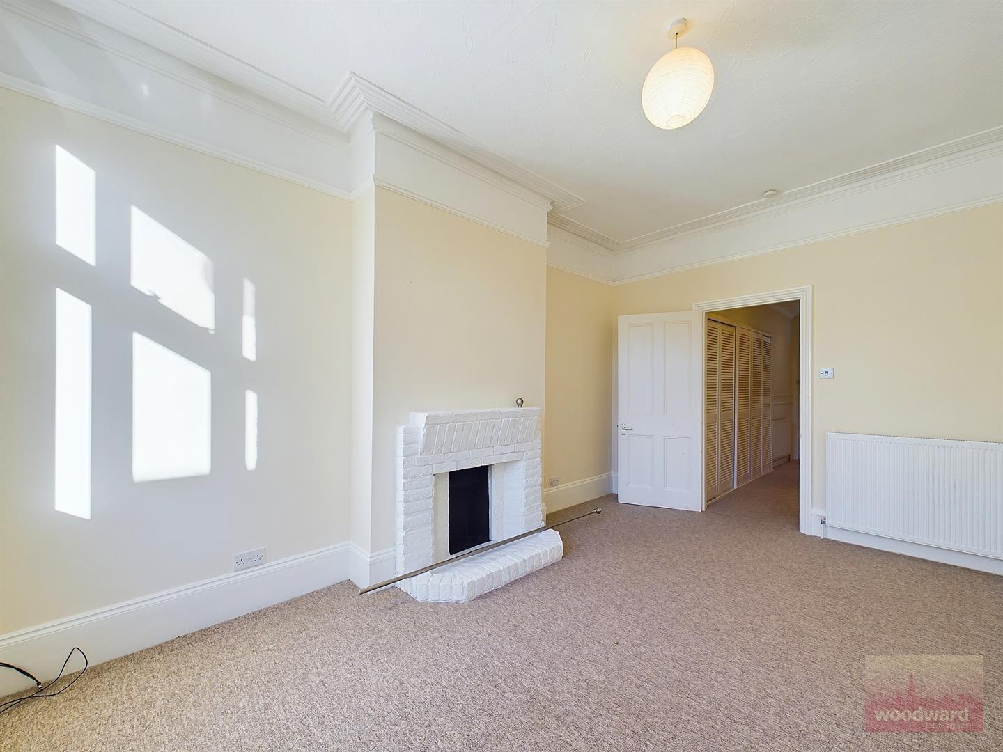 Flat Whitehall Road in Greater London