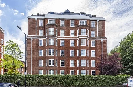 Flat Grove End Road in City of Westminster