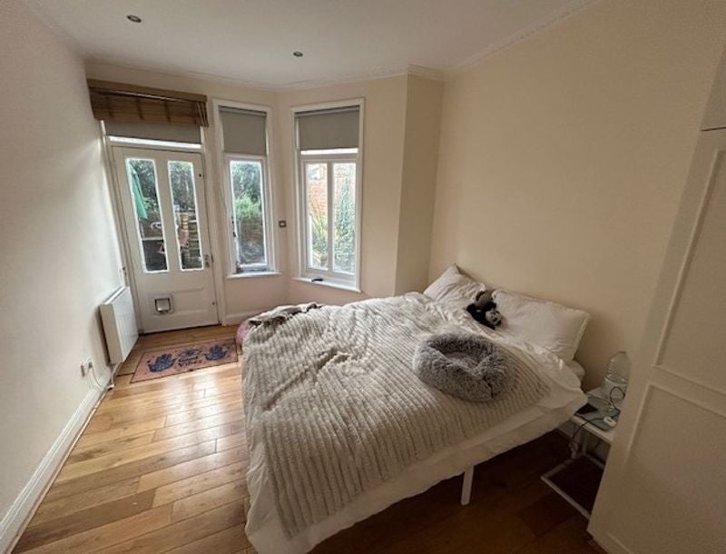 Flat Greencroft Gardens in Greater London