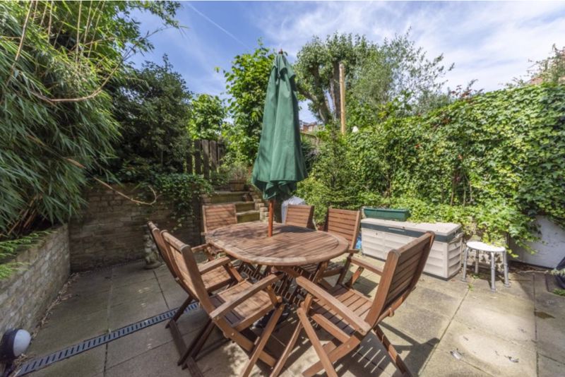 Flat Greencroft Gardens in Greater London