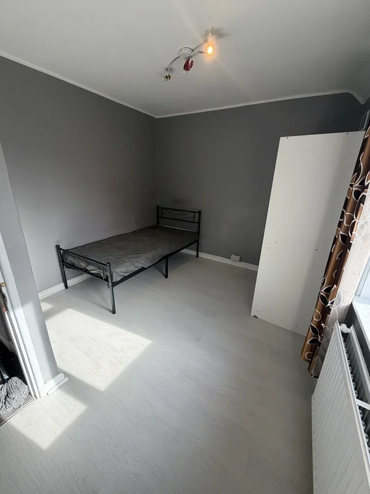 Room Neath Gardens in Greater London