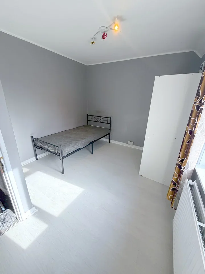 Room Neath Gardens in Greater London