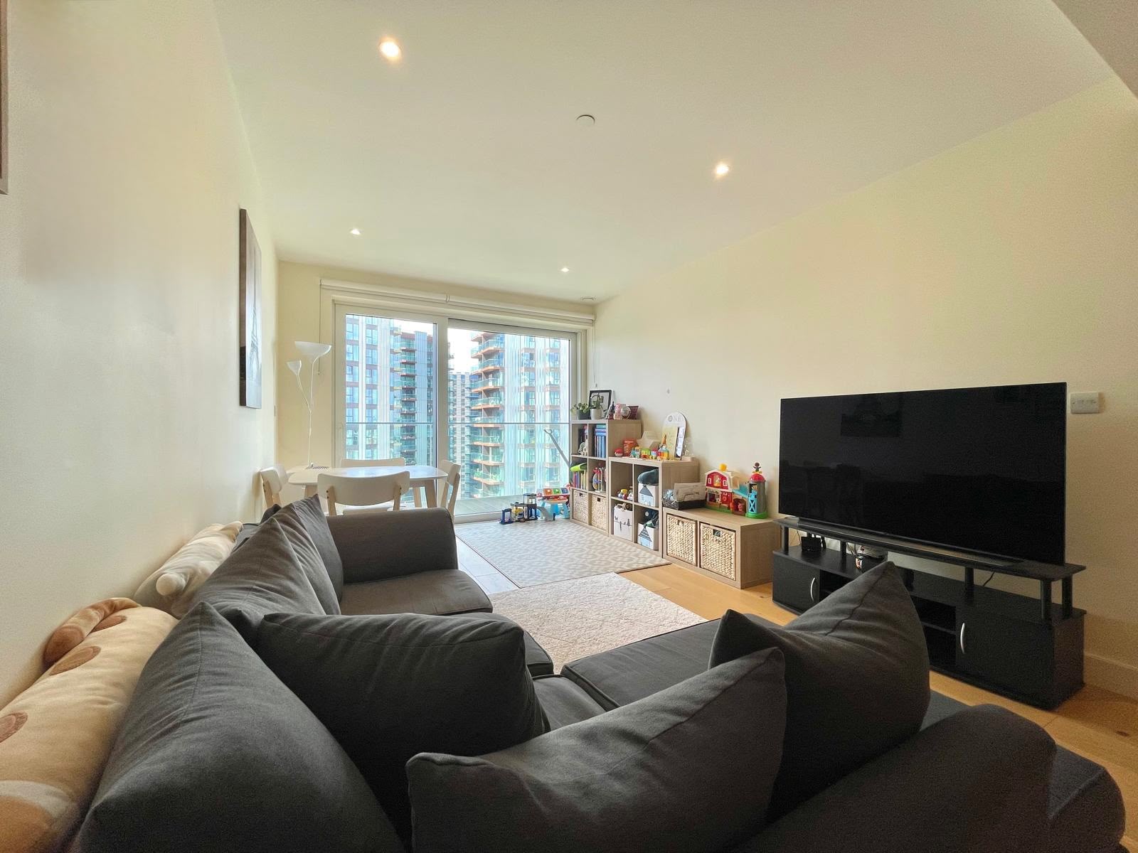 Flat Duke of Wellington Avenue in Greater London
