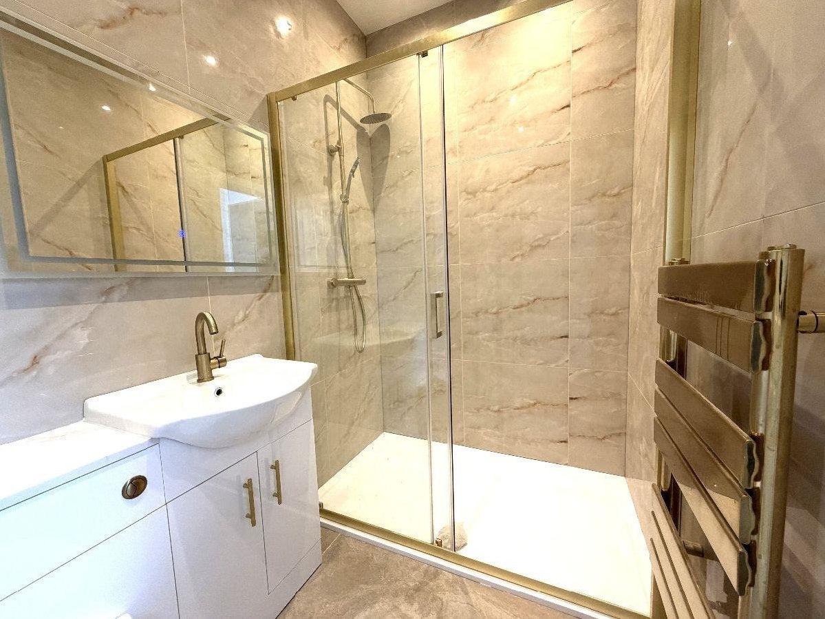 Flat Ballards Lane in Greater London