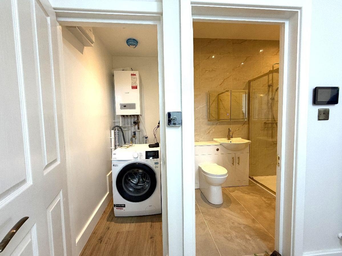 Flat Ballards Lane in Greater London