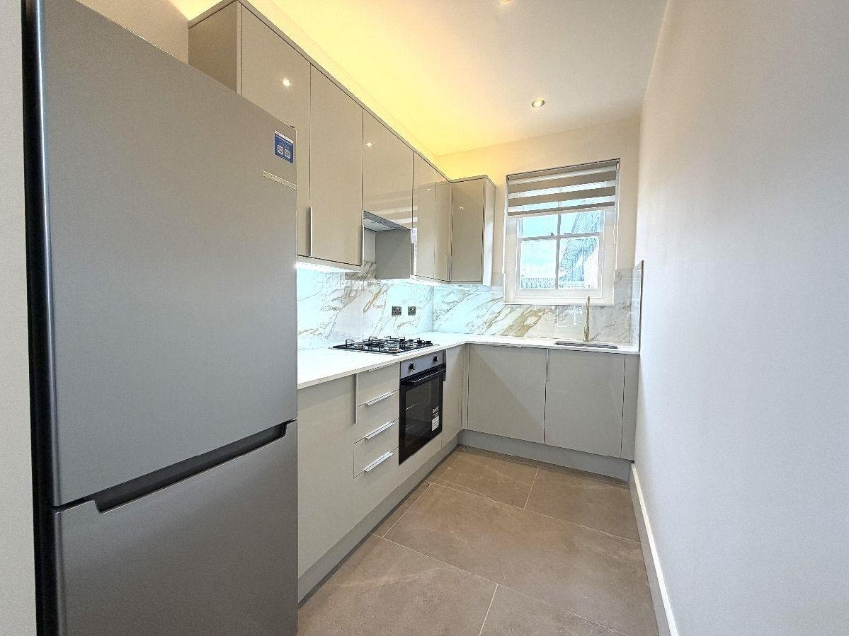 Flat Ballards Lane in Greater London