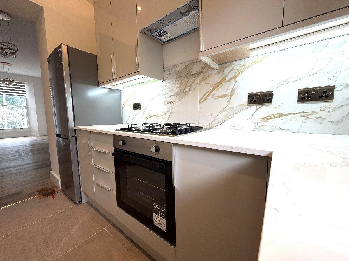 Flat Ballards Lane in Greater London