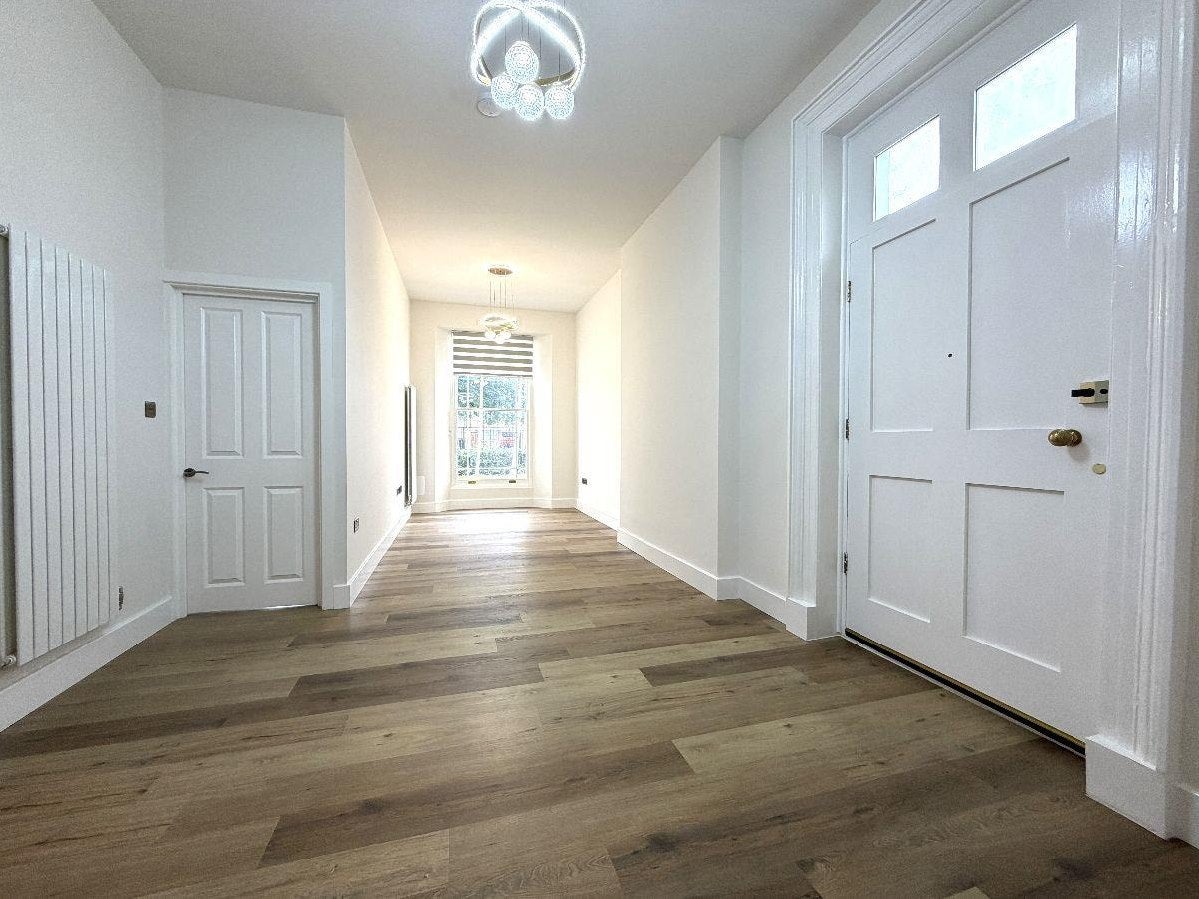Flat Ballards Lane in Greater London