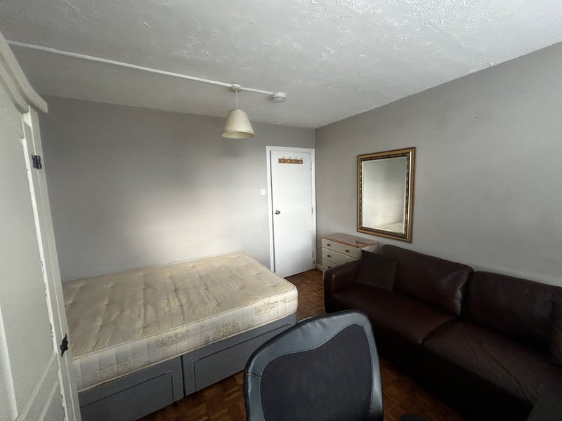 Room Balmes Road in Greater London
