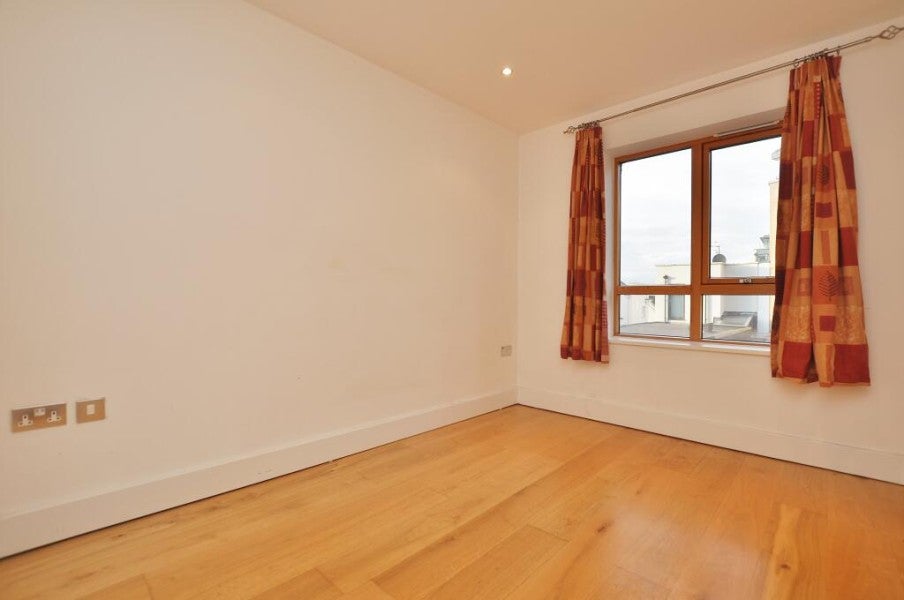 Flat Epsom Road in Guildford