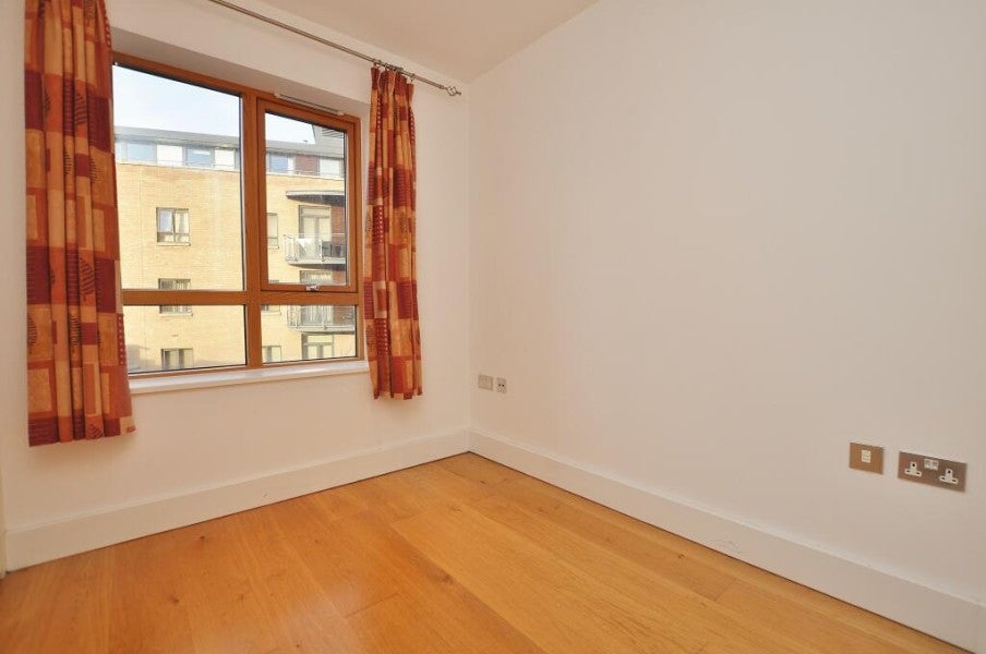 Flat Epsom Road in Guildford