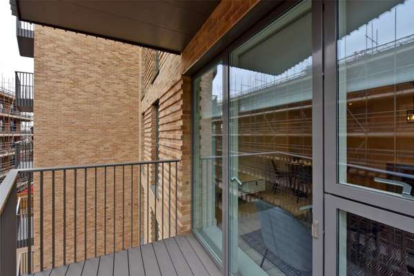 Flat Pickfords Gardens in Slough