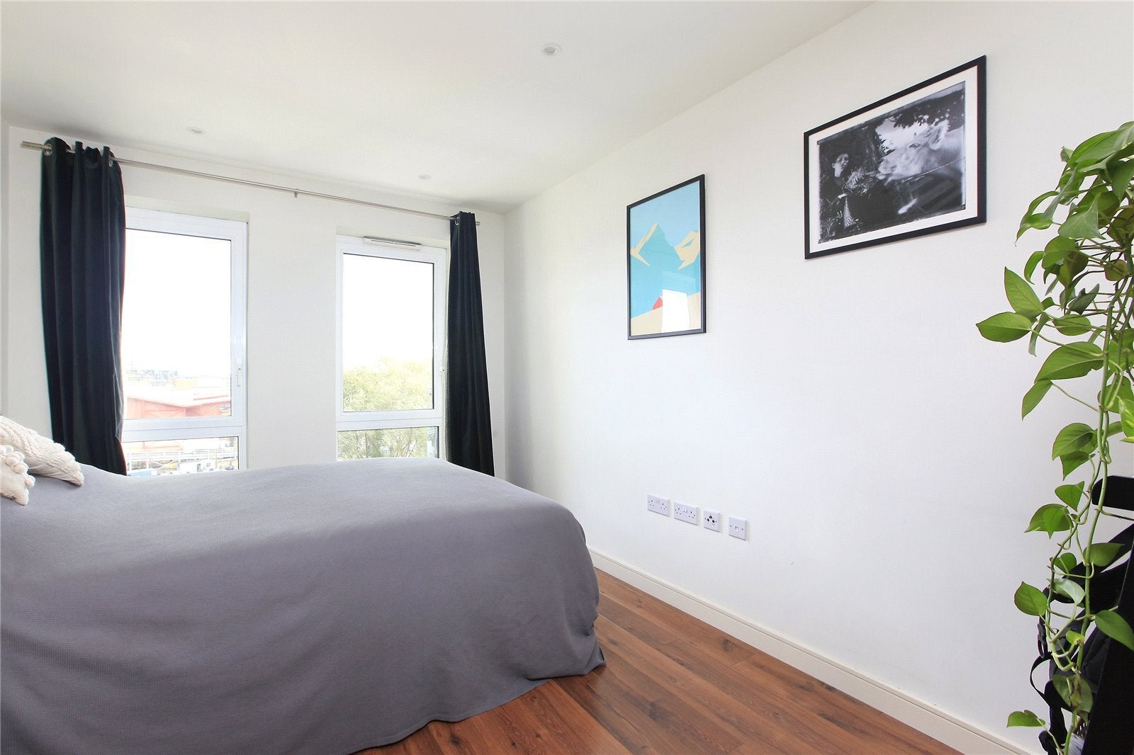 Flat Enterprise Way in Greater London