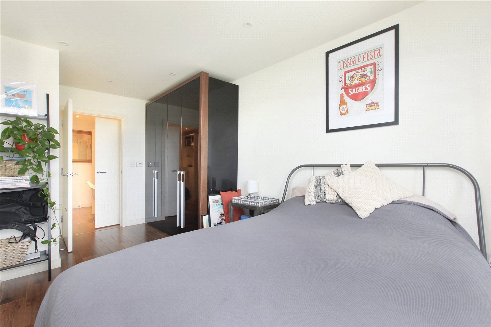 Flat Enterprise Way in Greater London