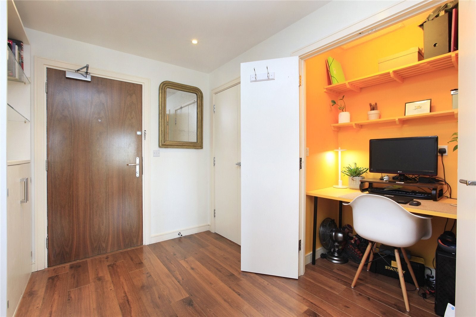 Flat Enterprise Way in Greater London