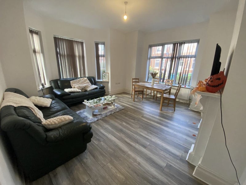 Room Belgrave Avenue in Manchester