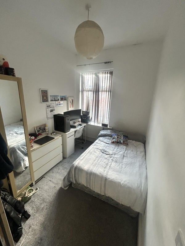 Room Belgrave Avenue in Manchester