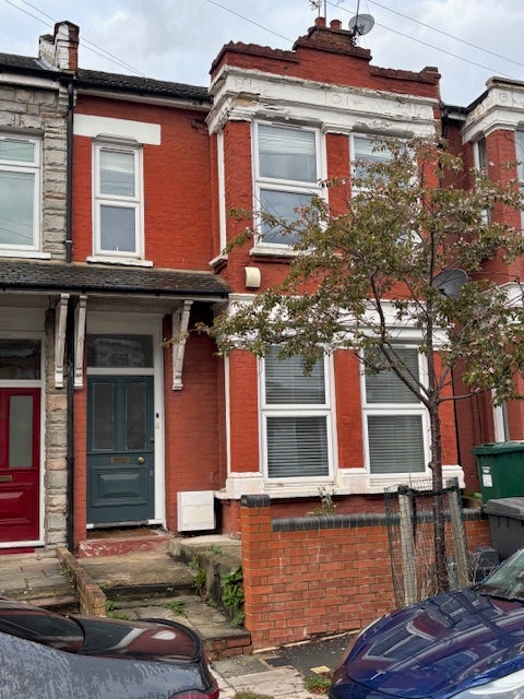 Flat Park Hall Road in Greater London