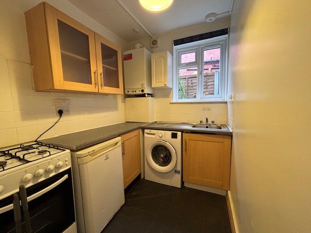Flat Park Hall Road in Greater London