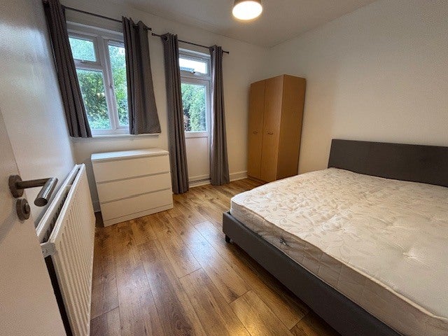 Flat Park Hall Road in Greater London