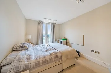 Flat Manstone Road in Greater London