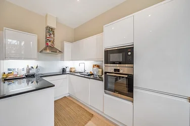 Flat Manstone Road in Greater London