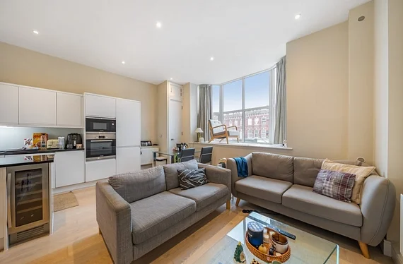 Flat Manstone Road in Greater London
