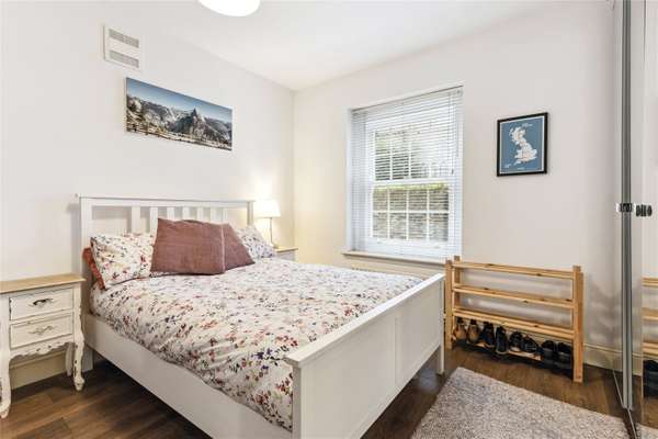 Flat Albion Avenue in Greater London
