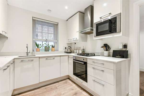 Flat Albion Avenue in Greater London