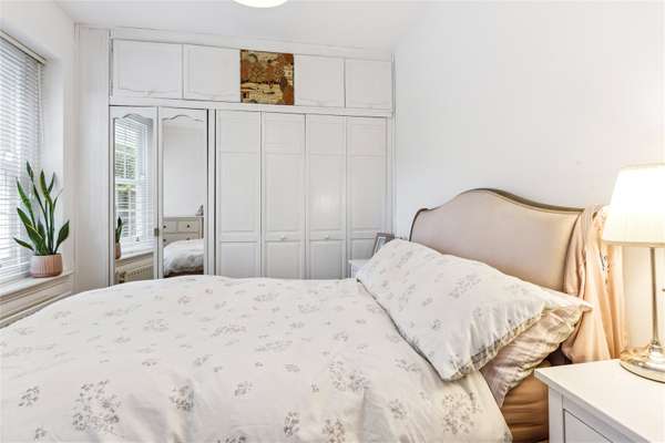 Flat Albion Avenue in Greater London