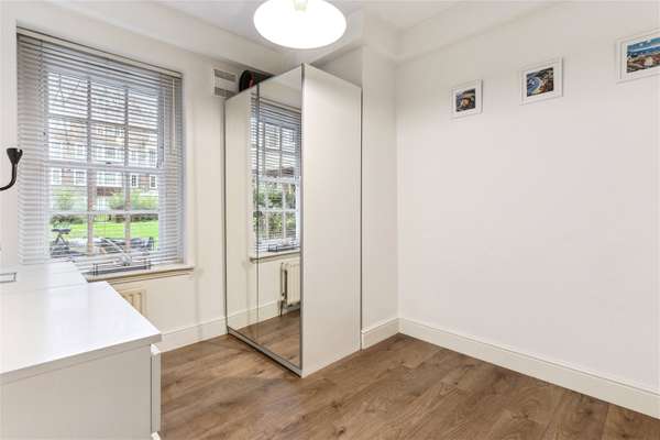Flat Albion Avenue in Greater London